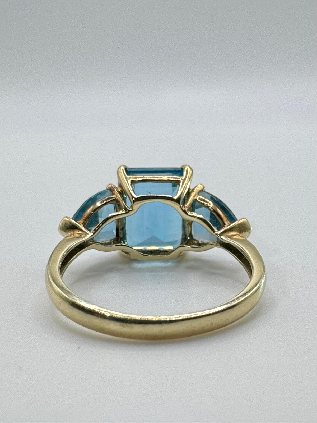 9ct Gold Blue Topaz Set Dress Ring